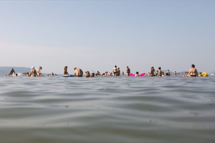 Két embert élesztettek újra vízimentők a Balatonnál