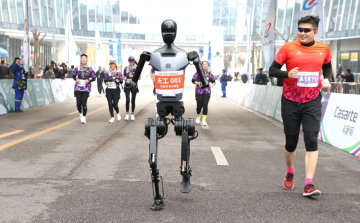 Humanoid robotokat is indítottak a pekingi félmaratonon